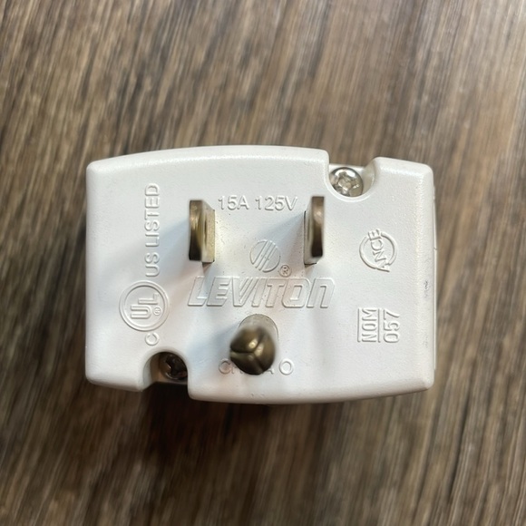 LEVITON 15A 125V Power Wall Adapter 3 Plug Ins - Picture 4 of 4
